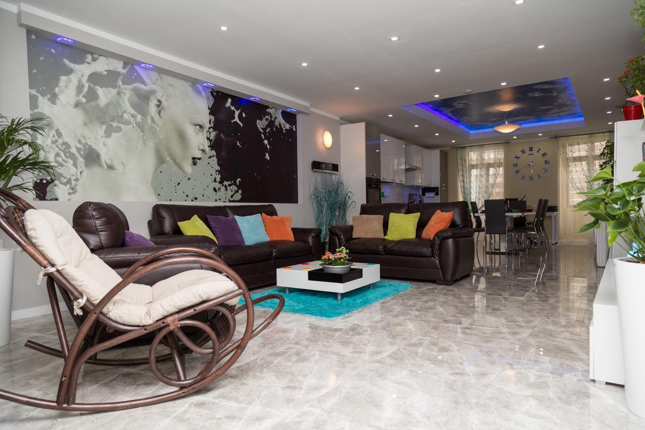 Azure Apartment *