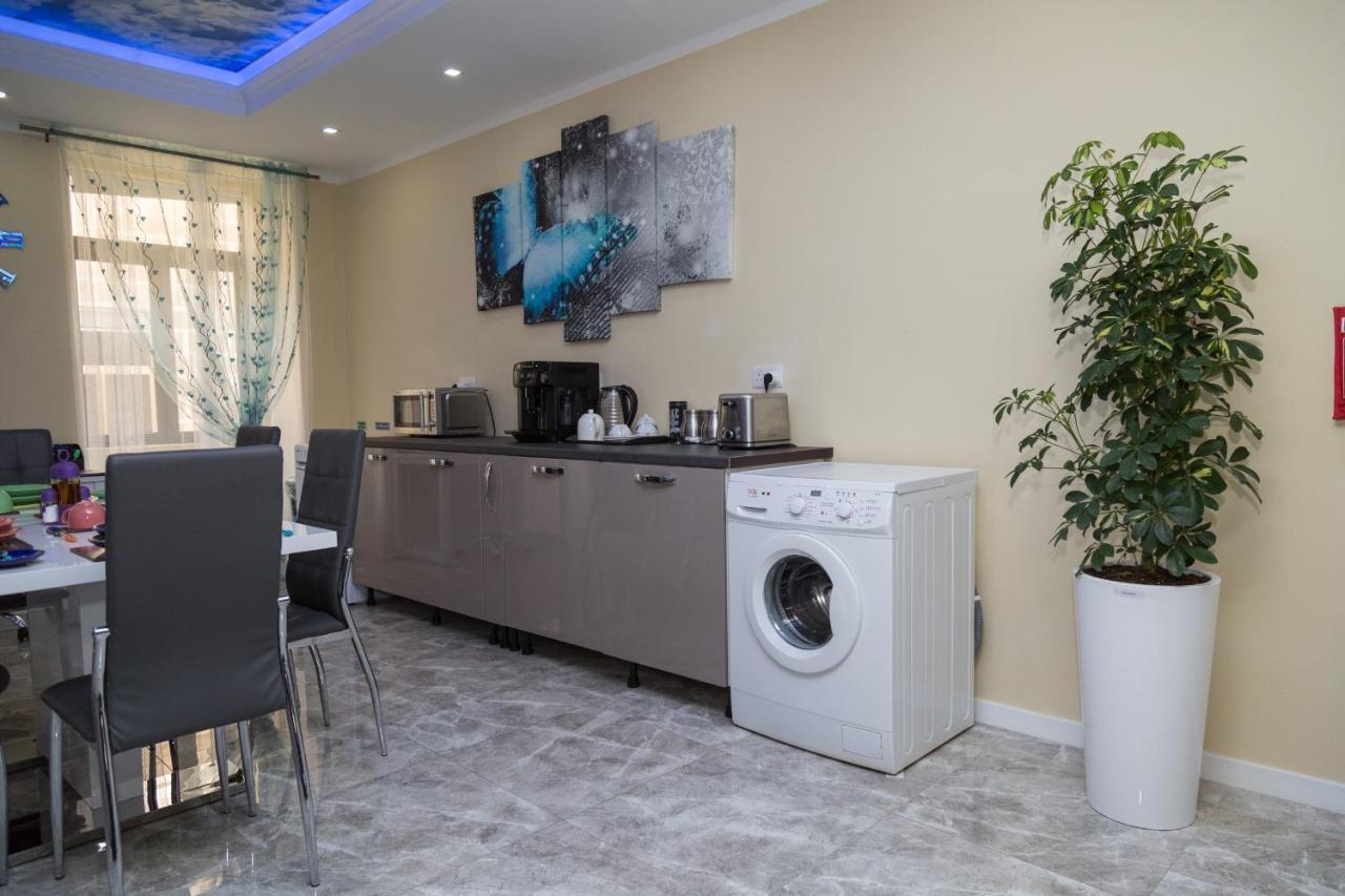 Azure Apartment *